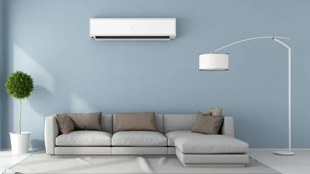 Salón con aire acondicionado de pared y lámpara de pie