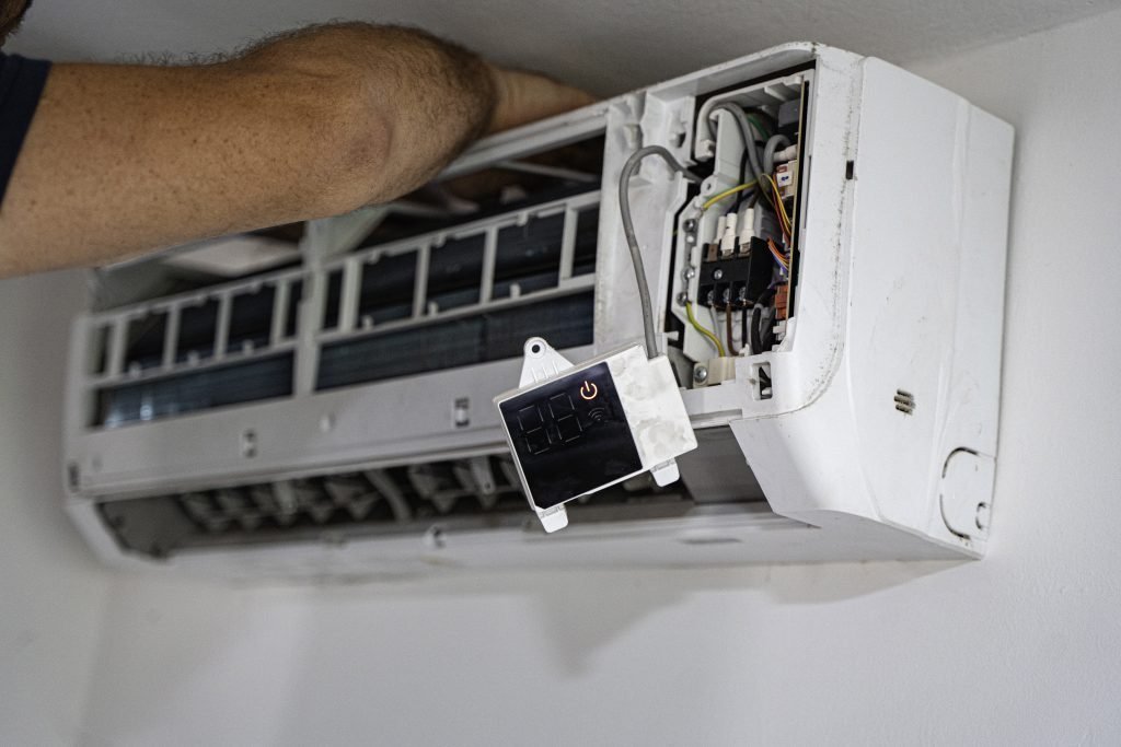 Técnico revisando una unidad interior de aire acondicionado